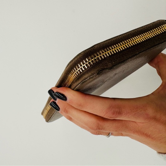 ❤️🔥LOW START❤️🔥 Prada Grey Saffiano Leather Zip Around Continental Wallet 🩶 - Picture 4 of 7